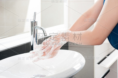 洗女人的手