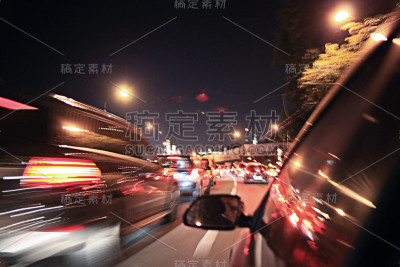 迷离的城市夜景，车的运动