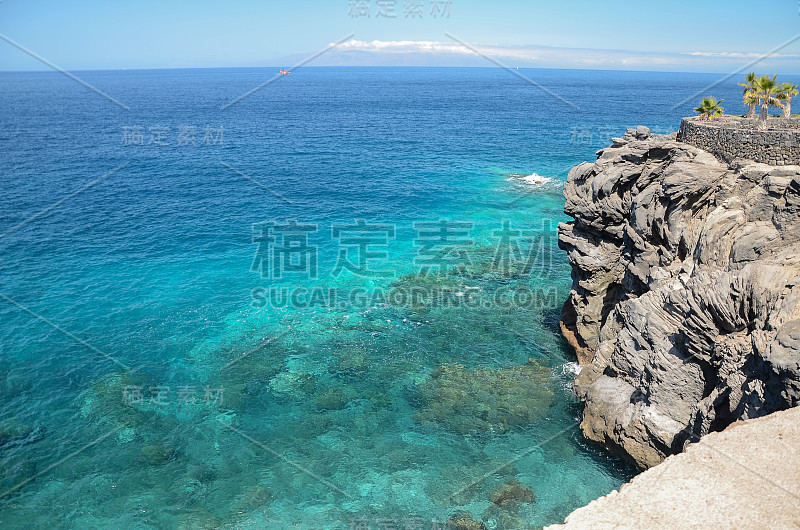 西班牙特内里费岛卡亚奥萨尔瓦伊岛的蓝绿色海湾和火山峭壁