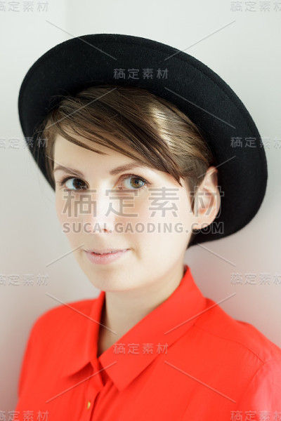 短发年轻女子