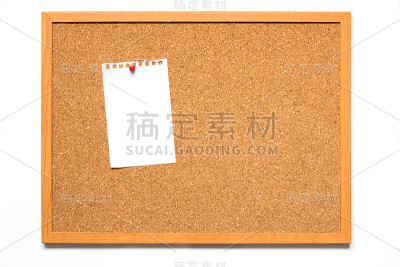 白色背景上有纸的软木板