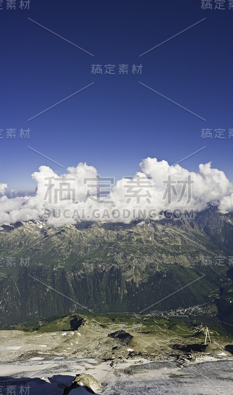 高山避暑胜地山谷垂直