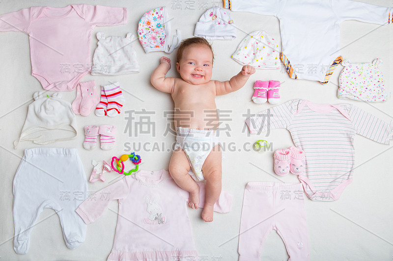 第一个穿衣服的新生儿