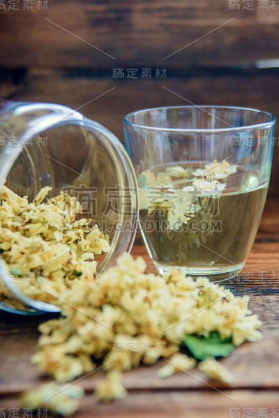 茉莉花茶在一个玻璃杯的背景上的旧发票板