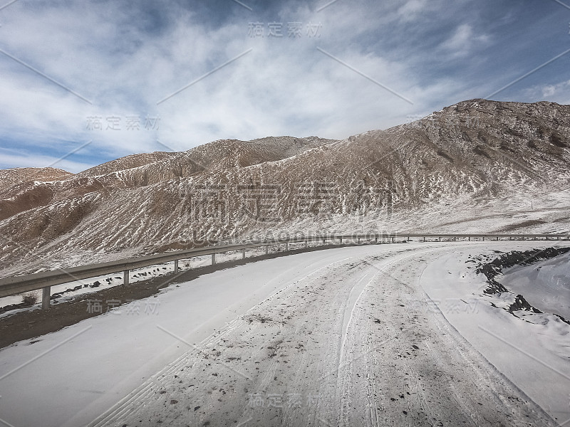 砾石路在干燥的土地上与雪山