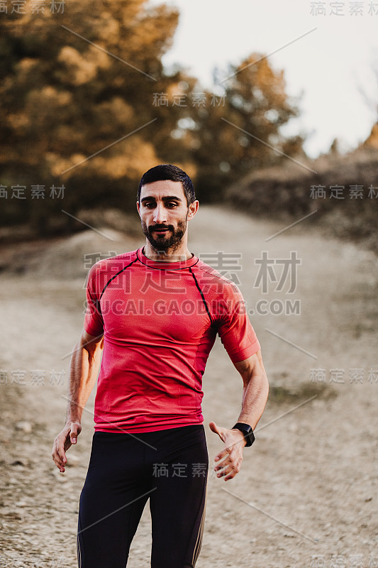 越野跑步运动男子。适合男性跑步运动训练和跳跃户外美丽的山区自然景观。在户外运动