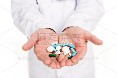 医生拿着药