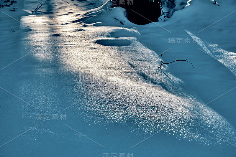 松软的雪在冬季低低的阳光的照射下——波兰南部美丽的冬季山区景观——阳光，大量的雪，蓝色的天空和古老的