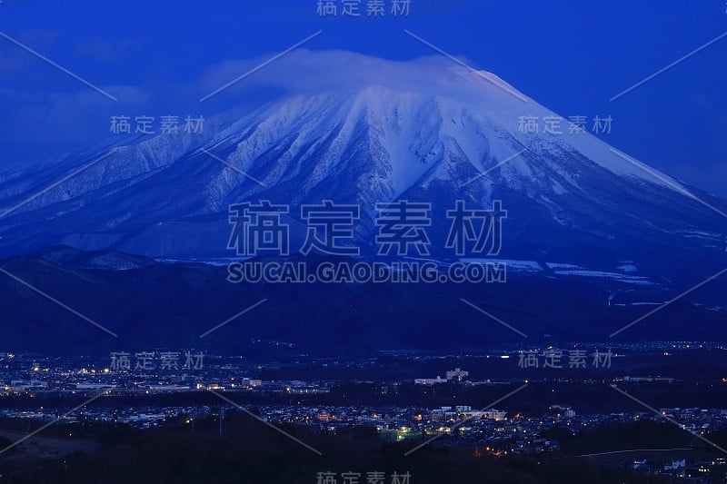 日出时的岩手山