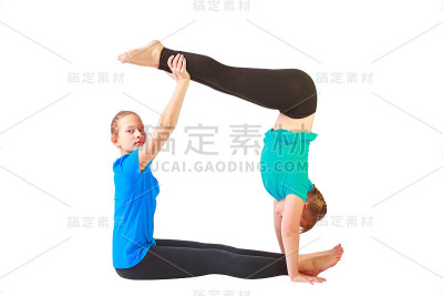 美丽的女人做瑜伽白色的背景