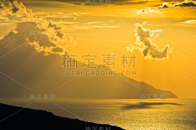 阿陀斯山附近的希腊爱琴海海岸