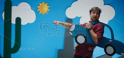 男孩开着卡通车和波浪