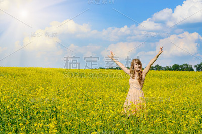 年轻女子在油菜籽地里