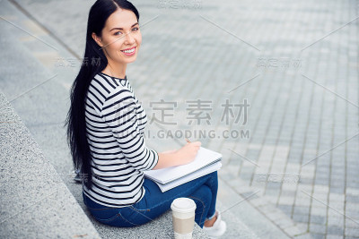 快乐的女人做笔记