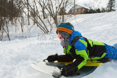 男孩们骑着雪橇，在雪地上滑行