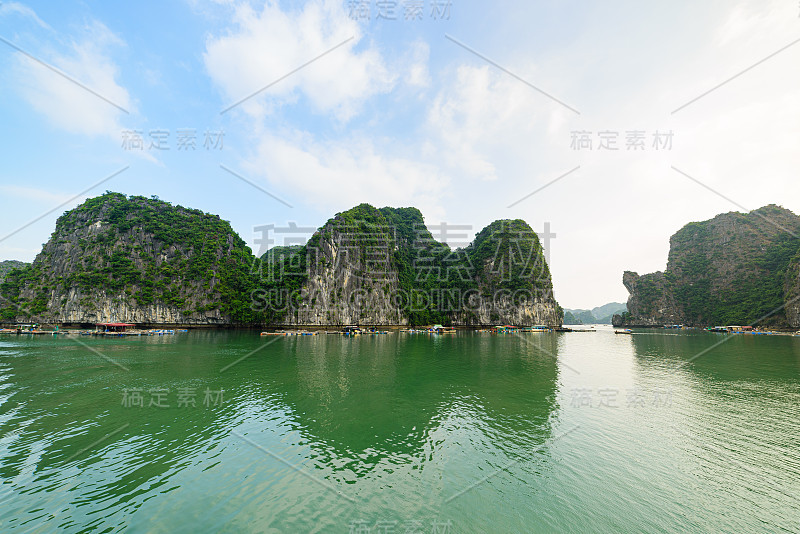 下龙湾，独特的石灰岩岩石岛屿和喀斯特形成的山峰在海上，是越南著名的旅游目的地。湛蓝的天空。