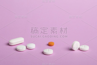 一堆不同的白色药丸