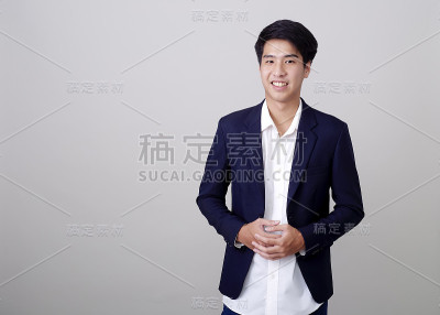 年轻的亚裔商人，白人背景