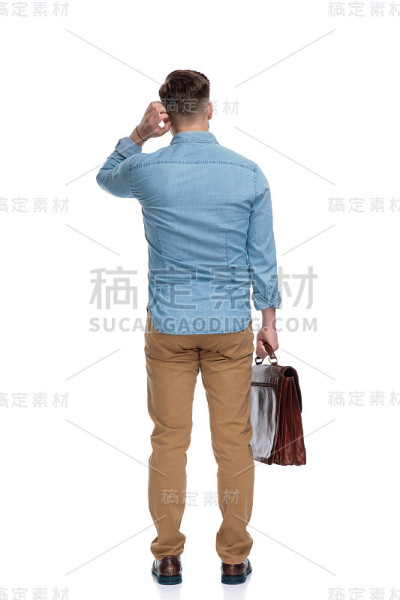 后视图，一个深思熟虑的漫不经心的男人抓他的耳朵