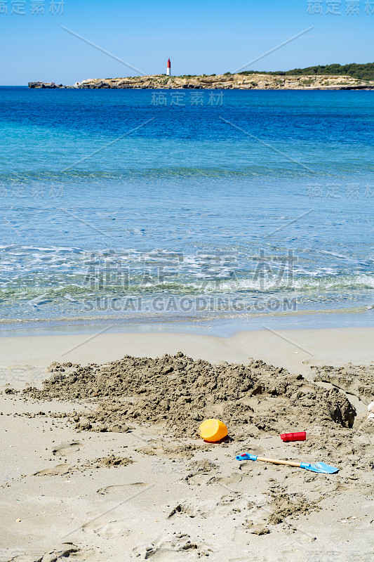 法国普罗旺斯的圣克罗伊马蒂格海滩上清澈湛蓝的地中海海水和孩子们的海滩玩具