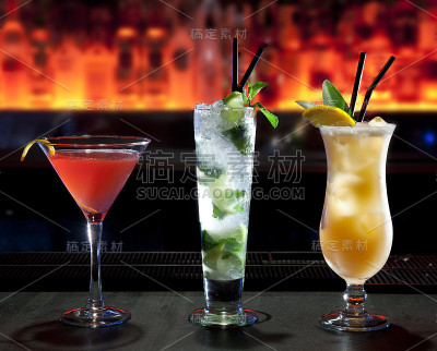 酒吧里有三杯鸡尾酒