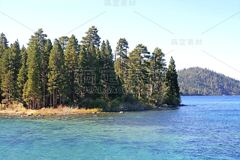 加州太浩湖，内华达山脉的蓝色湖水