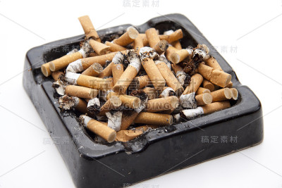 烟在烟灰缸