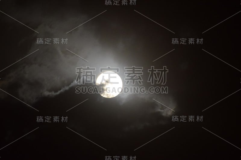 在天空中多云的夜晚，满月的景象