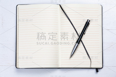 白色记事本笔记本线条优雅的钢笔木制背景