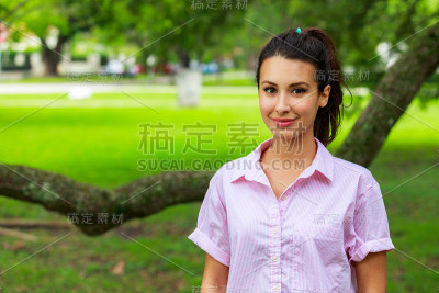 美丽的年轻女子