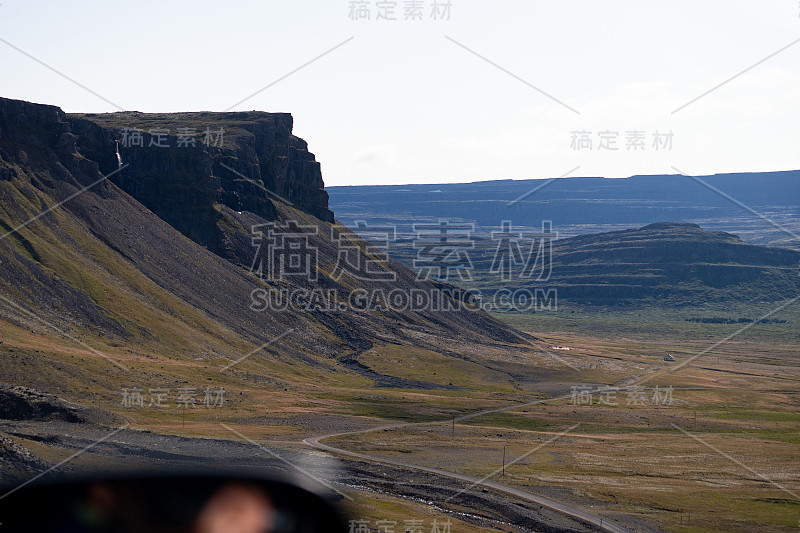 冰岛西峡湾多云的天空景观。