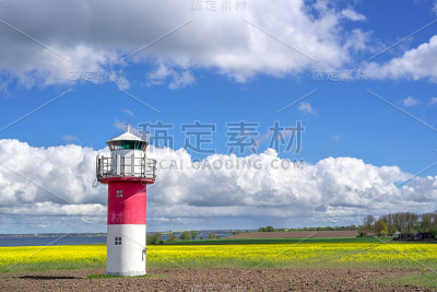 灯塔和一片油菜地在瑞典南部，Ven岛