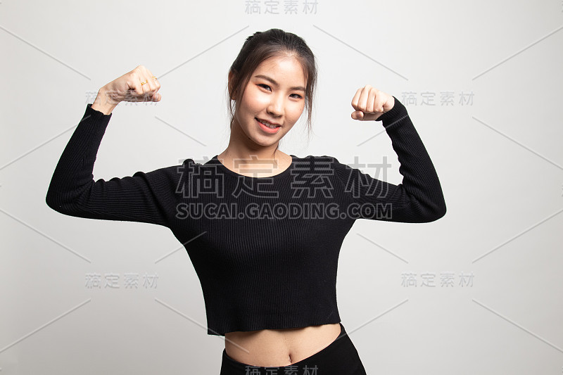 美丽的年轻亚洲女人伸缩二头肌。