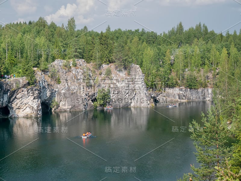 Ruskeala，一个农村地区。俄罗斯卡累利阿鲁斯科阿拉的大理石湖