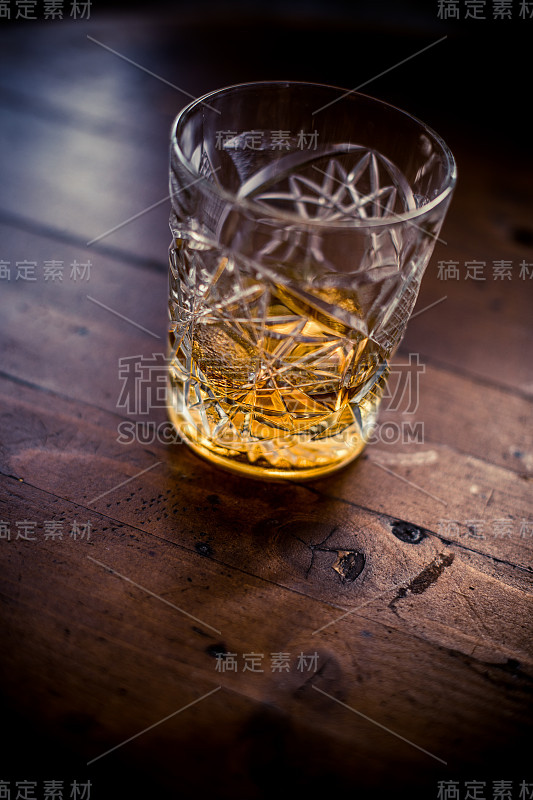 木质表面的威士忌酒杯