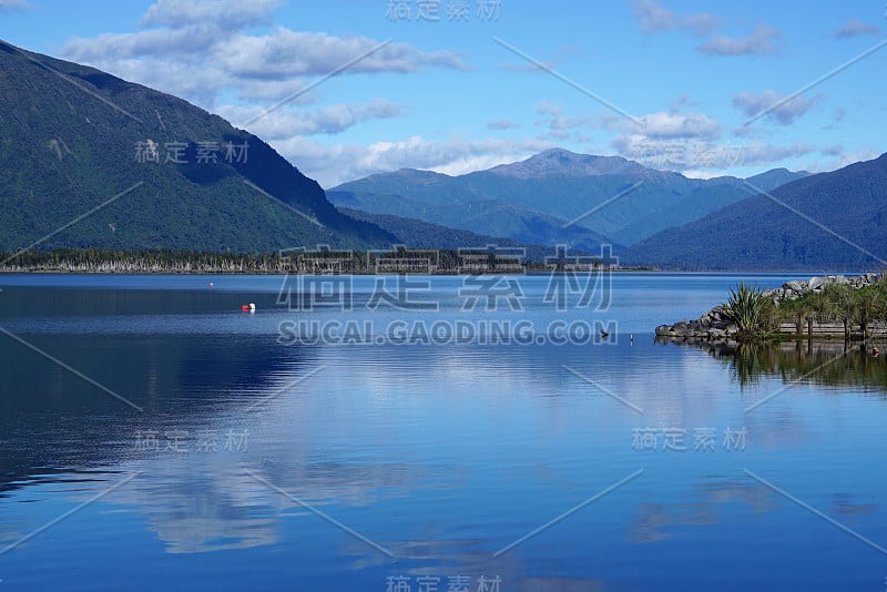 美丽的卡尼埃湖在霍基提卡西海岸在新西兰山脉