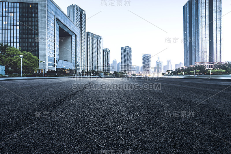 柏油路高速公路空弯路云和天空在日落