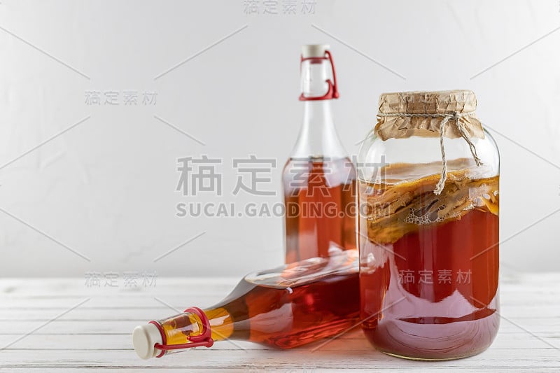 康普茶超级食品益生菌茶饮料，玻璃瓶和玻璃瓶，白色背景