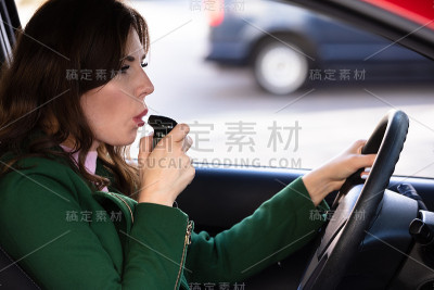 坐在车里接受酒精测试的女人