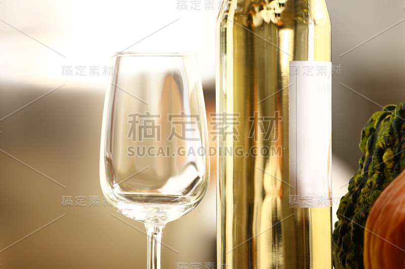 白葡萄酒杯和白葡萄酒瓶