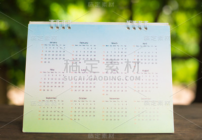 白色日历与铅笔在规划概念。