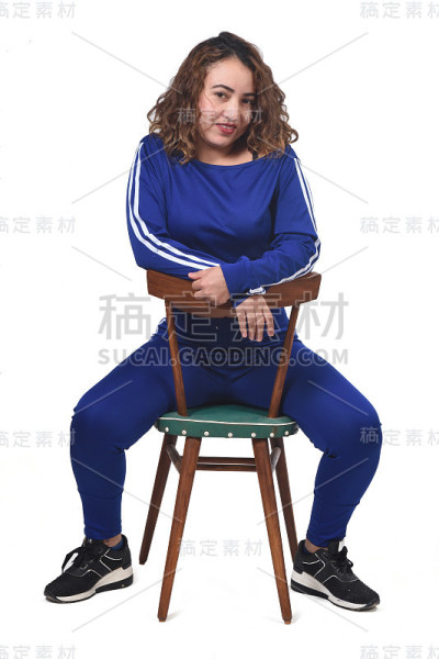 坐在白色背景上的女人