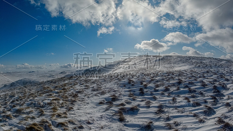 壮丽的蓝天白云下的雪山斜坡景色