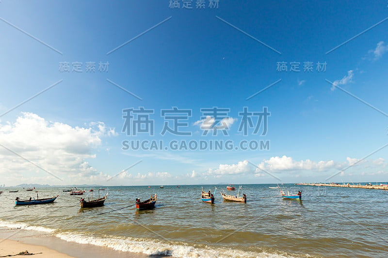 海港里的渔船和蓝天。海湾上的渔船，蓝天背景。