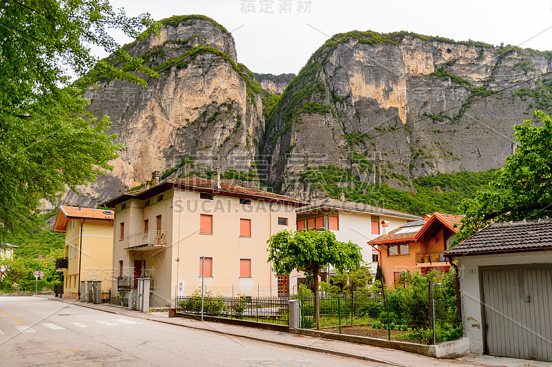 阿尔卑斯山和意大利Mezzocorona的建筑。意大利北部特伦蒂诺-上阿迪杰地区特伦蒂诺的一个公社