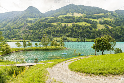 龙格尔湖，以山为背景