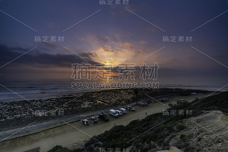 加利福尼亚州圣奥诺弗雷海滩的日落