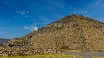 太阳金字塔是特奥蒂瓦坎最大的建筑，也是中美洲最大的建筑之一。