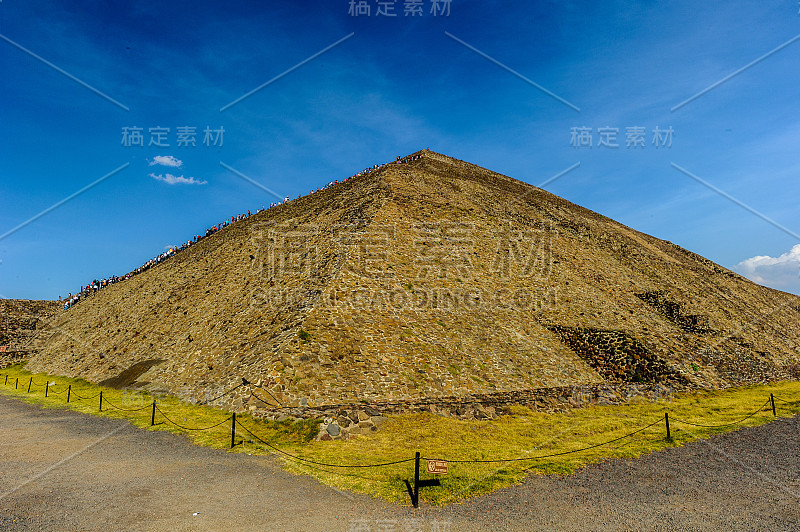 特奥蒂瓦坎是前哥伦布时期的中美洲城市，位于墨西哥盆地，距现在的墨西哥城东北30英里(48公里)