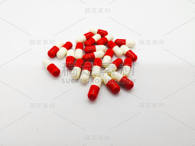 医疗保健理念。许多红白胶囊的葡萄糖胺250毫克。孤立在白色背景，这是糖蛋白质，帮助你的身体建立软骨。
